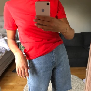 Röd T-shirt  - Röd T-shirt från Linn ahlborgs kollektion. Strl S. 100kr+frakt 