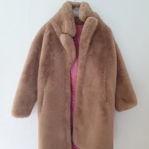 Supermysig pälsjacka  - Supermysig pälsjacka (känns som en Teddybjörn 😉) i ljusbrunt för den som vill vara varm och FIN vinter. Nästintill nyskick. Inköpt för 2500 kr