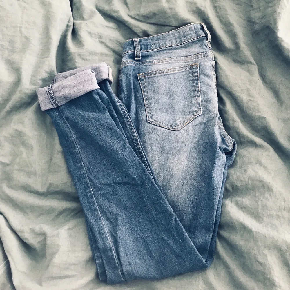 Ljus blåa jeans med ett litet hål i, storlek 40 Long fit. Jeans & Byxor.