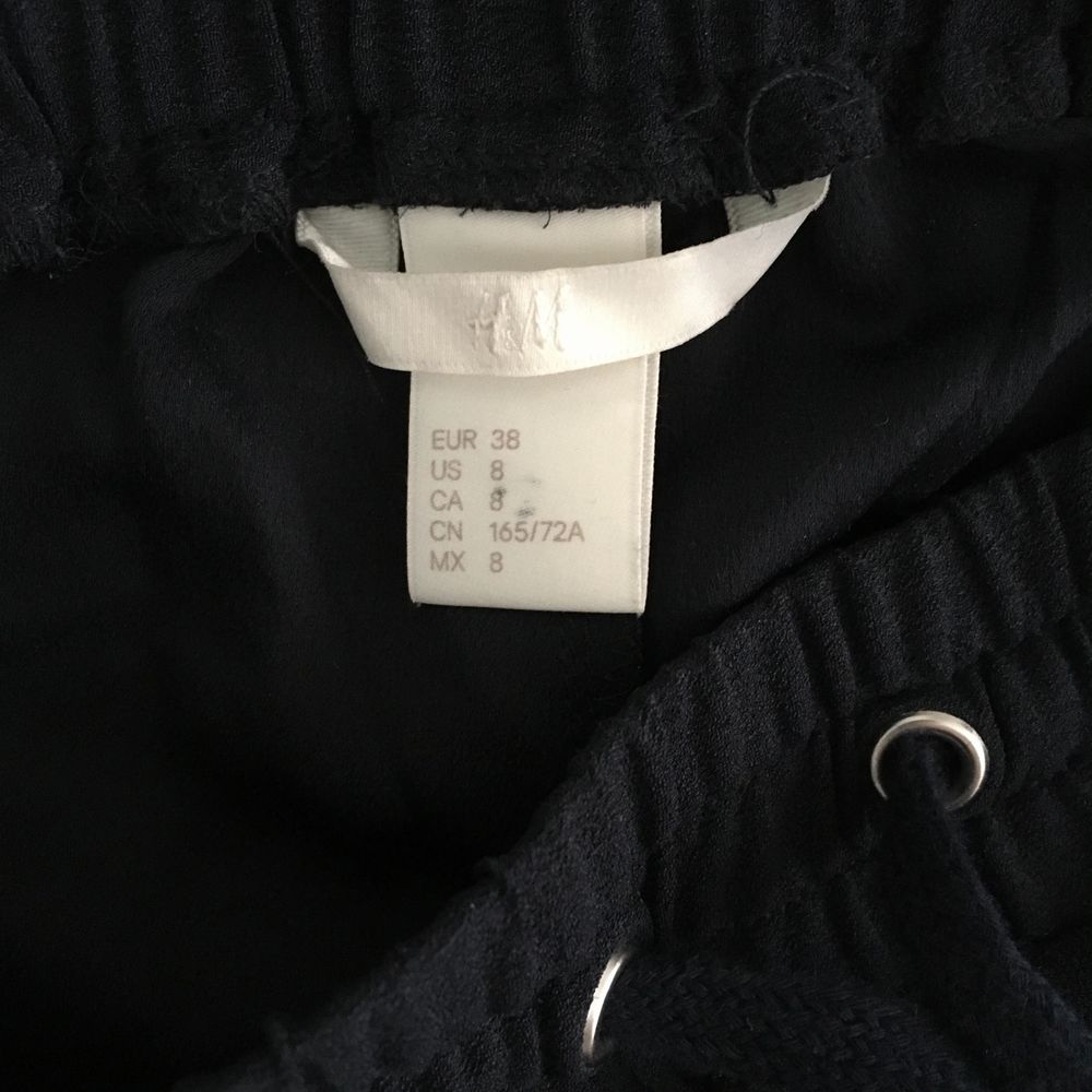 Sköna byxor som liknar träningsbyxor med slits längst ner. SÅ FINA, men använder de för lite. Är nästan oanvända, i mycket bra skick!! Strl 38 från H&M, jag har haft de som oversize (har vanligtvis 34). 70 kr + frakt (44 kr). Samfraktar självklart!. Jeans & Byxor.