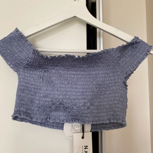Ny topp NA-KD - Ny blå topp från NA-KD i strl S, passar även XS. Kan mötas upp i Västerås annars står köparen för frakt.