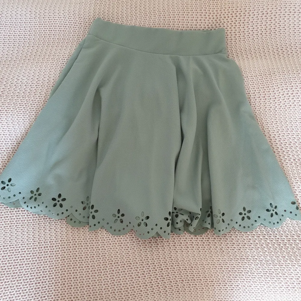 Mintgrön somrig kjol, one size men passar xs-m🌸 frakt ingår i priset. Kjolar.