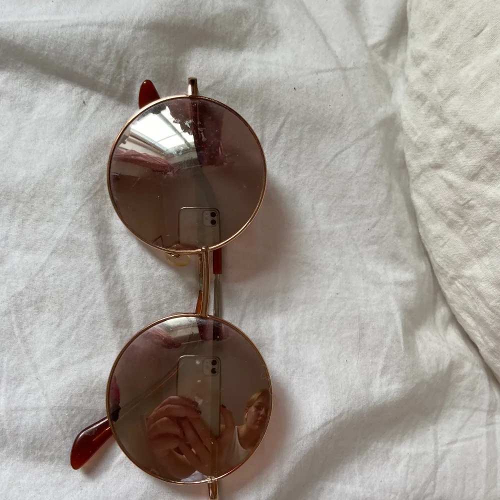 Bild 1. Fina glasögon med glittrig ram från topshop! Bild 2. Runda glasögon i roseliknande/rostig färg från monki. 10kr/st. Frakt  22kr.. Accessoarer.