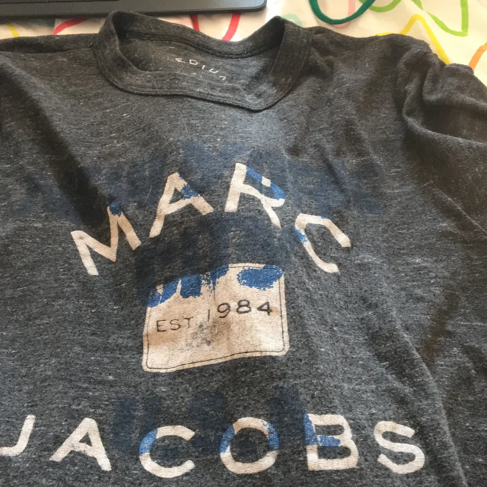 Jätte skön Marc Jacobs t-shirt som tyvär inte är min stil längre! Skulle säga att den passar alla storlekar mellan XS-M! Nypris 600 kr! Kan mötas upp i Stockholm annars står köparen för frakt . T-shirts.