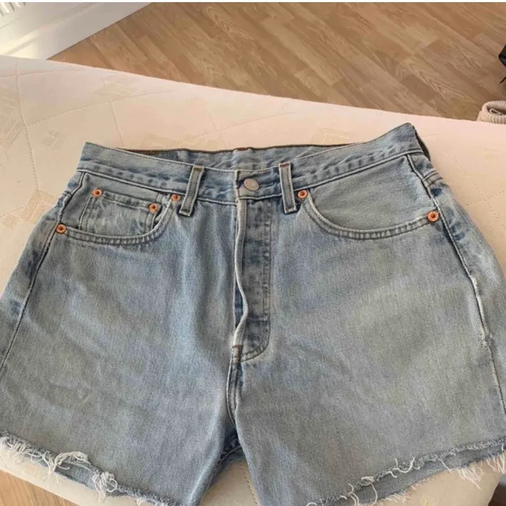 Ljusblå jeansshorts från Levis, köpta här på plick men aldrig använda av mig då de inte passade skulle säga att de är storlek S ungefär, priset är inklusive fraktkostnad🌼. Shorts.