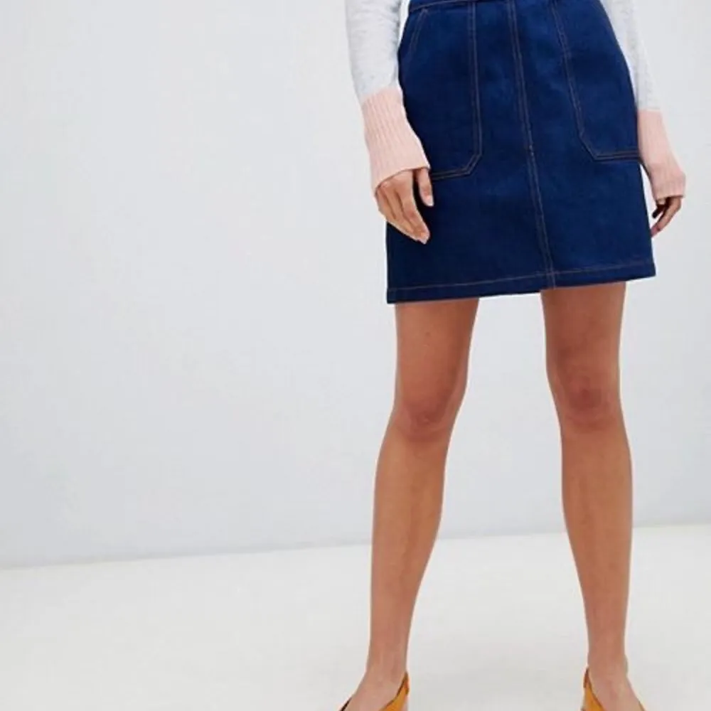 Super snygg jeans kjol från Arket med kontrassömmar. Köpt förra sommaren för cirka 600kr så i jättefint skick. Mitt pris:200kr+ frakt💘💘. Kjolar.