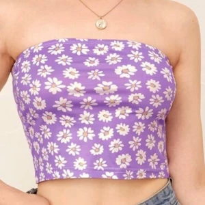 TUBTOPP - Fin oanvänd tubtopp. Lite för stor för mig med S (ibland xs). Superfin till sommaren. Lite stretchig. 