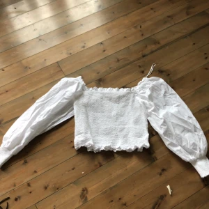 Topp från ginatico - Inga fläckar mycket bra skick använt en gång. Off sholder topp sorlekslappen har jag klippt bort.  Funkar för både L och XL om man vill att den ska sitta tight i midjan. Frakt 60kr