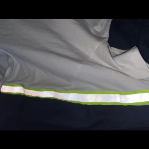T-shirt ifrån pull&bear - Vit t-shirt med reflexer, säljer då den inte kommer till använding. Andvänd 1 gång på konsert förra året. Frakt tillkommer 💚💚💚