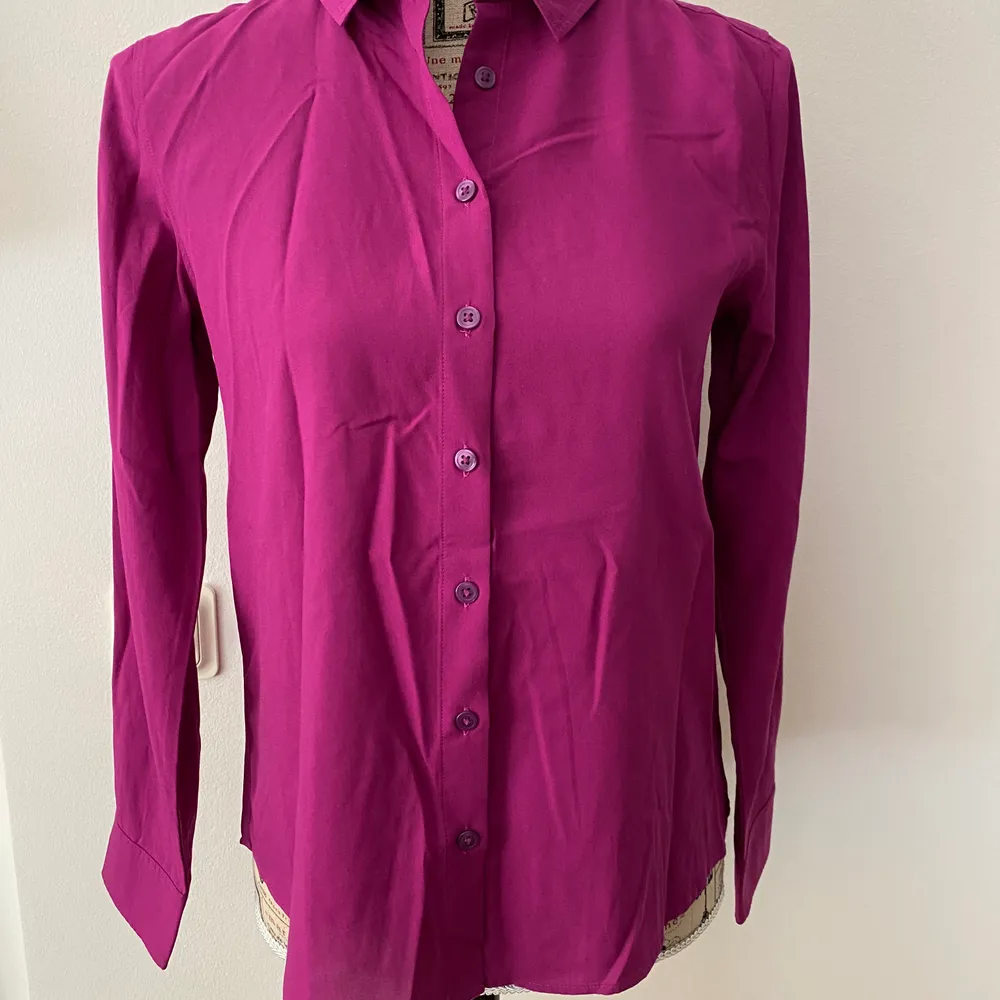 Vacker blus/skjorta från Uniqlo i en rosalila färg. Blusar.