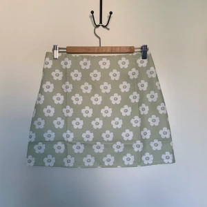 Blommig kjol - Jättefin kjol som bara är testad, den var för liten på mig. Strl är M men jag skulle säga att den är en S då den är väldigt liten i storlek! Haft budgivning men alla som budar har varit oseriösa o svarar inte, så buda bara om du vet att du SKA köpa!!!!!