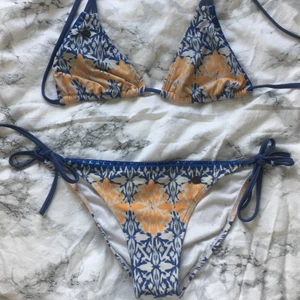 Fin bikini ser från roxy - 10/10 skick. Storlek 34 överdel och 34 underdel. Passar 32-36. 75kr