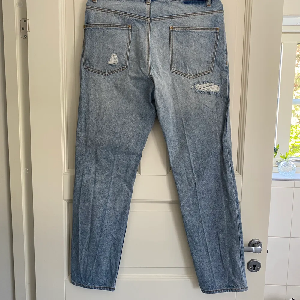 Jeans från asos inte andvända och i bra skick + kontakta för fler frågor:). Jeans & Byxor.
