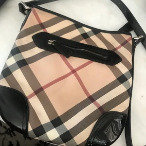 Burberry väska - Väska från burberry i gott skick☺️💕 nypriset ser ni på den sista bilden☺️💕