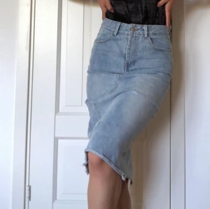 Jeanskjol - Superfin midi jeanskjol med slit bak! Aldrig använd! Frakt 60kr 🧚🏻‍♀️⚡️