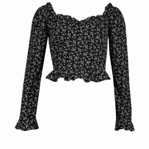  - Snygg blus från bohoo. Oanvänd och har prislappen kvar pga att jag råkade köpa i en storlek förstor. Frakt tillkommer❤️