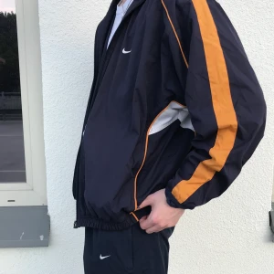 Nike tracksuit  - Säljer denna nike tracksuiten av Nike. Storlek L. Jag är runt 183cm!
