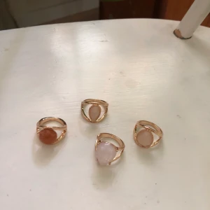 Helt nya ringar från H&M  - Jättesnygga och vackra ringar från H&M som är inköpta för några dagar sedan, men som tyvärr var på gränsen för små på mig.. ska åka och köpa en större storlek, men någon av er kanske skulle vilja ta över dessa? 😊