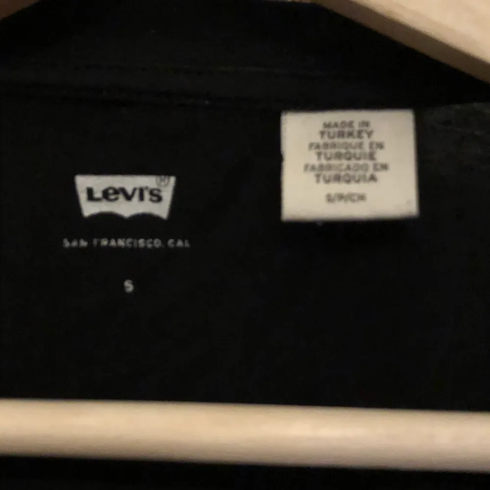 Levis tshirt inköpt i new york! Supersnygg och bra skick . T-shirts.