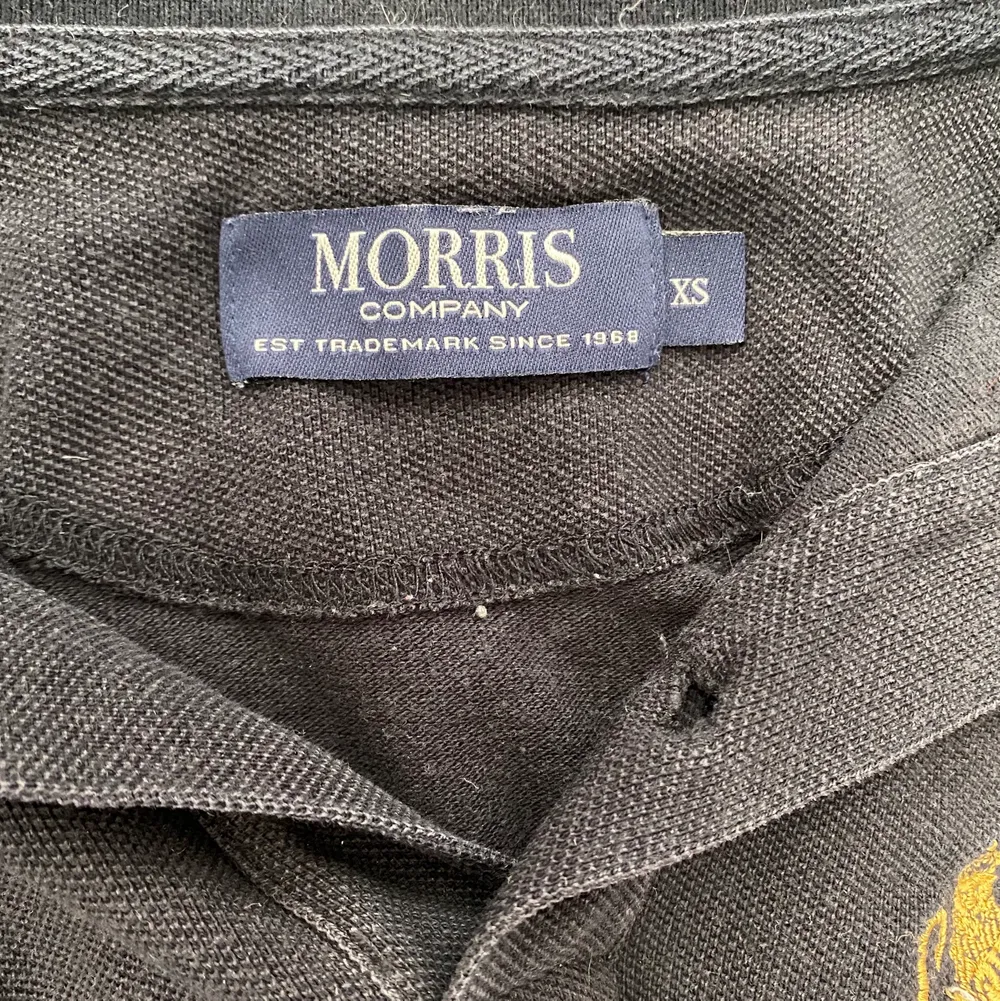 Svart Morris piké i bra skick. Storlek XS. T-shirts.
