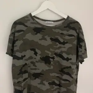 En tröja med camouflagemönster från Zara i storlek S. Endast använd en gång, mycket bra skick. 50kr + frakt 😄
