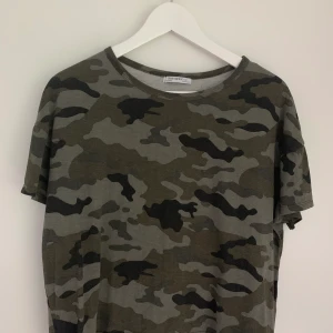 Tröja Zara  - En tröja med camouflagemönster från Zara i storlek S. Endast använd en gång, mycket bra skick. 50kr + frakt 😄