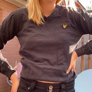 Lyle & scott sweatshirt å - Säljer denna tröja, lite småfläckar (se andra bilden) 70kr💖