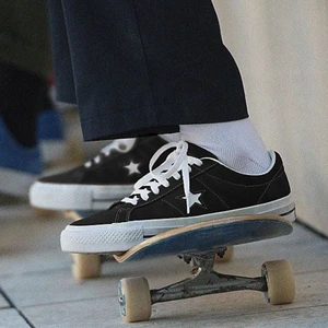 NY one star converse - Ser nya ut då de användes 1 gång. Priset kan diskuteras om ni är snabba så tveka inte att höra av er jag svarar snabbt🖤🖤🖤 