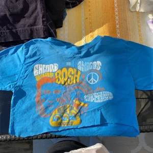 Blå croppad T-shirt  - Säljer denna T-shirt som jag klippt själv därav ganska ojämt klippt, storlek: S pris: 40kr frakt: 44kr💖💖