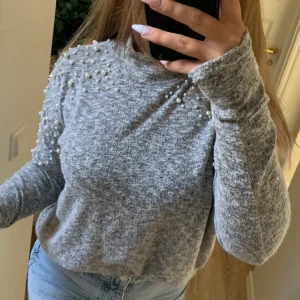 Tröja - Tröja från hm strl S. 150 Kr+frakt. Supermysig men säljer då jag aldrig använder den. Pris kan sänkas något om snabba affärer/snabbt svar