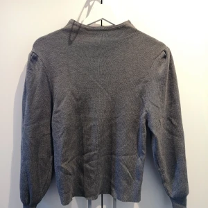 Grå tröja från Boohoo - En superskön tröja från Boohoo i storlek XS. Dden är I petite size så den är lite mindre än vanlig XS. 