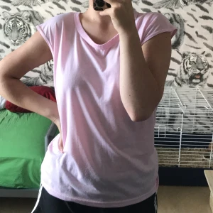 T-shirt  - En ljusrosa t-shirt från Cubus. Den är lite tunn och perfekt att ha till ett par jeans. 20kr plus frakt