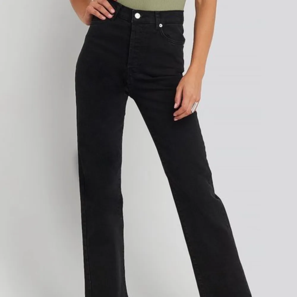 Snygga high waist jeans i storlek 38! Använda en gång och passar S-M🖤 frakt tillkommer INTE. Jeans & Byxor.