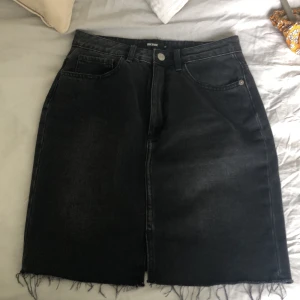 Svart jeanskjol - Super fin helt oanvänd svart jeansjkol. Köptes men kom aldrig till användning. Den är inte så stretchig. 