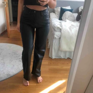  - Otroligt snygga skinnbyxor i en rak modell från HM. Oanvända och prislapp kvar. Jag är 167 cm lång. Frakt tillkommer!