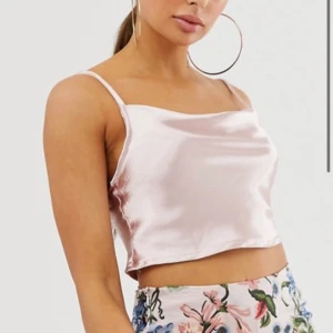 Oanvänt croppat linne från Club L London - Helt oanvänd crop top perfekt till fest. Bud från 30 i kommentarerna, höj med minst 10 kr åt gången. Budstopp 23.59 söndag (20/9). Hör av er om ni undrar något ❤️