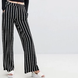 Randiga långa fladderbyxor  - Långa fladdriga byxor från Bershka