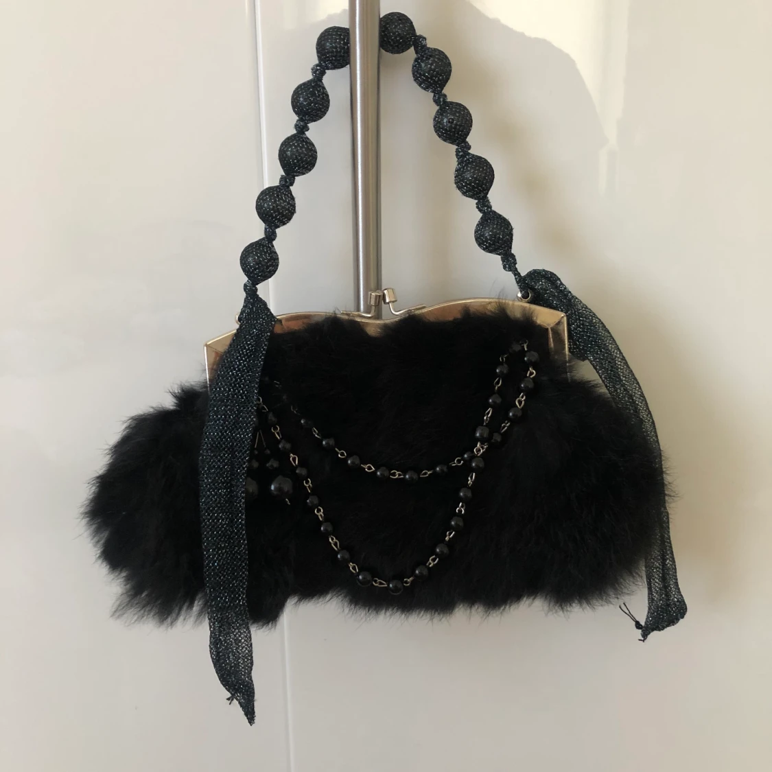 Svart fluffig clutch bag