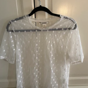 Monki mesh tröja - En tröja från monki i mesh med vita prickar. Köparen står för frakt.🤗🤗