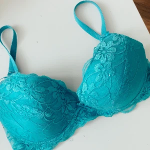 Blå spetsbh  - superfin himmelsblå/ljusblå spets-bh från emilia lingerie!! sparsamt använd, säljer eftersom att den inte passar min byst och att jag aldrig får användning för den! 70kr + frakt 💙