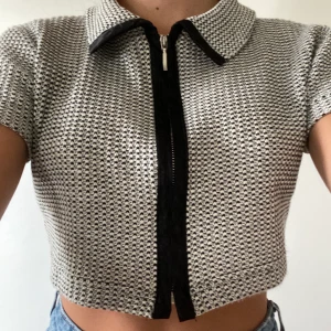 Kroppad tröja - Jättecool kroppad vintage tröja med dragkedja. Köpt second hand 200 kr dock aldrig använd. Möts upp i Stockholm eller står köparen för frakt.