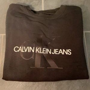 Calvin klein - Svart calvin Klein tjocktröja strl 12(152) jätte bra skick, använd 1 gång, köpt för 600kr säljer för 250kr (lite kort i armar för mig, ja är 165cm)