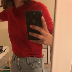 Stickad röd topp - Mysigaste toppen i rött! Den är stickad och sitter därför väldigt fint på✨ Den är i XS men för mig som brukar ha S sitter den bra på! Köparen står för frakt om man inte kan mötas vid Hisingen!:)
