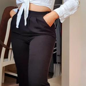 Kostymbyxor raka - Classy Kostymbyxor från Forever 21 som är högmidjade o raka i benen. Längden är bra för mig som är typ 167cm. Säljer då dom sitter lite tajt för mig.