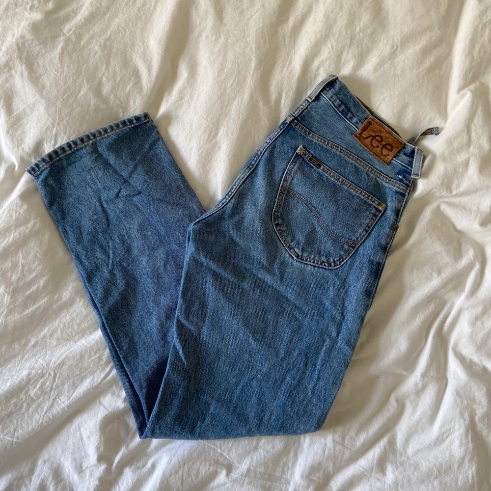 Raka lee jeans i fint skick utom 2 flärpar som har gått upp (se bild 2)❤️. Jeans & Byxor.
