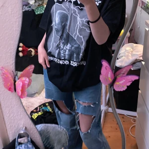 MADLADY RILI tröja - Säljer min madlady x ribecka och lisa anckarman oversized tshirt eftersom jag aldrig använt den, taggen e fortfarande på ✨