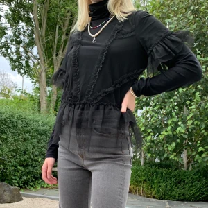 Festlig blus✨🖤 - Jättefin festlig svart see through blus. Knappt använd:) Köparen står för frakten 35kr, vi kan även mötas upp✨🖤