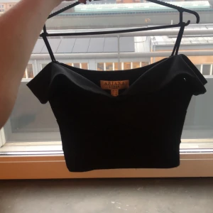 Cute black top - Topp ifrån lipsy London, använd men fortfarande i bra skick bara att sömmen har gått upp lite där nere(finns som bild) men märks nästan inte                   Storlek:32,XS