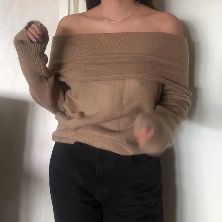 Superfin beige fold over off shoulder tröja i fint stickat material, bra skick! Bara att höra av sig vid frågor. Tröjor & Koftor.