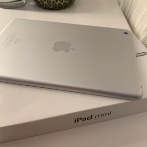 iPad Mini - Tänkte nu sälja min IPad Mini! Använder den inte längre så tänkte att någon annan kanske har behov av en:) På 3dje bilden så är det skadorna som finns på ipaden (repor på kanterna) men inget som gör ipaden sämre! Funkar galant! Skriv om du har några funderingar och buda!!!💘💘 ENDAST SERIÖSA💘